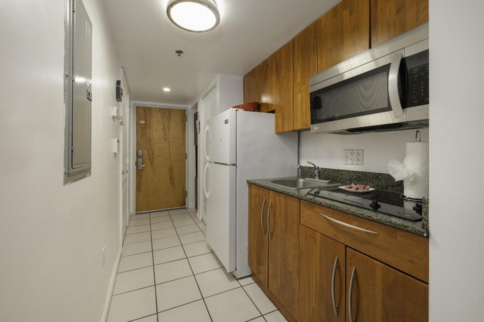 Studios In Brickell With Pool, Gym, Free Parking And Game Room ميامي الغرفة الصورة